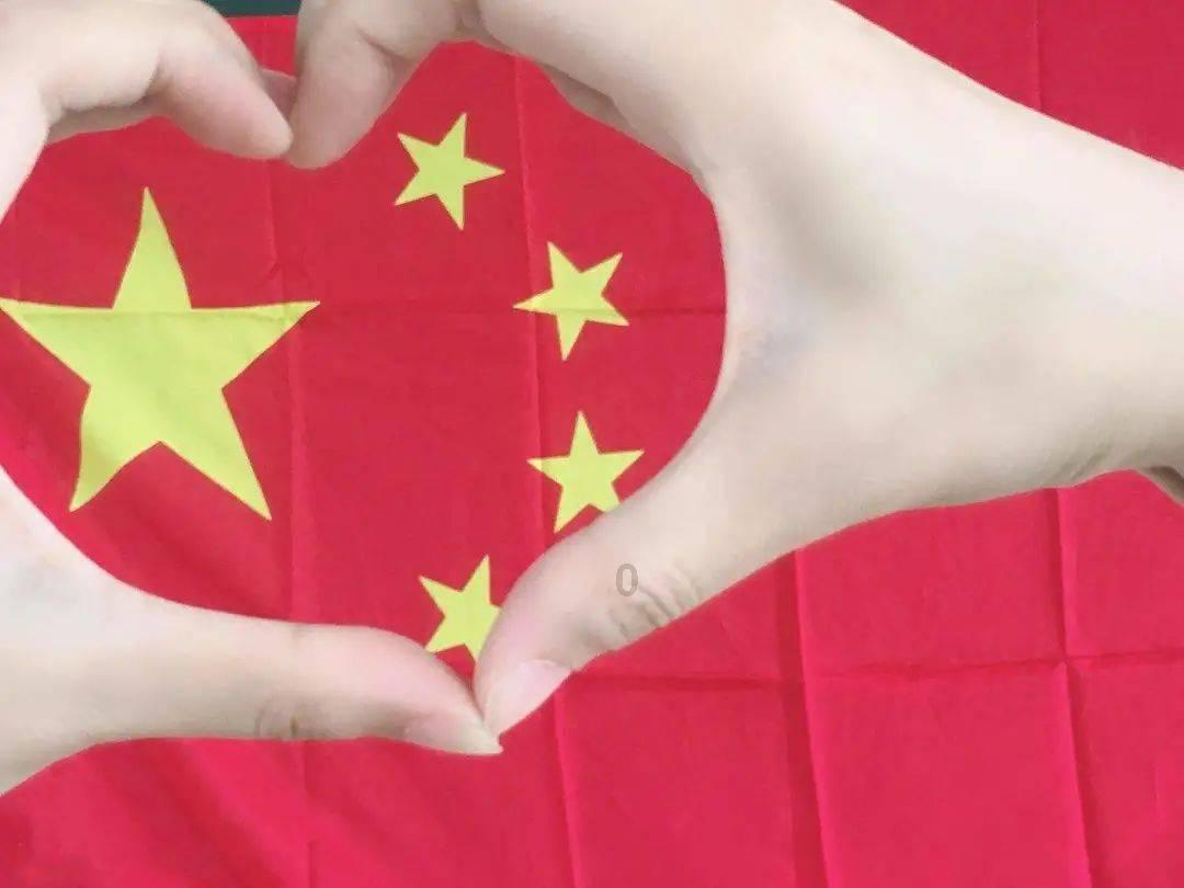沙滩游玩的女孩们